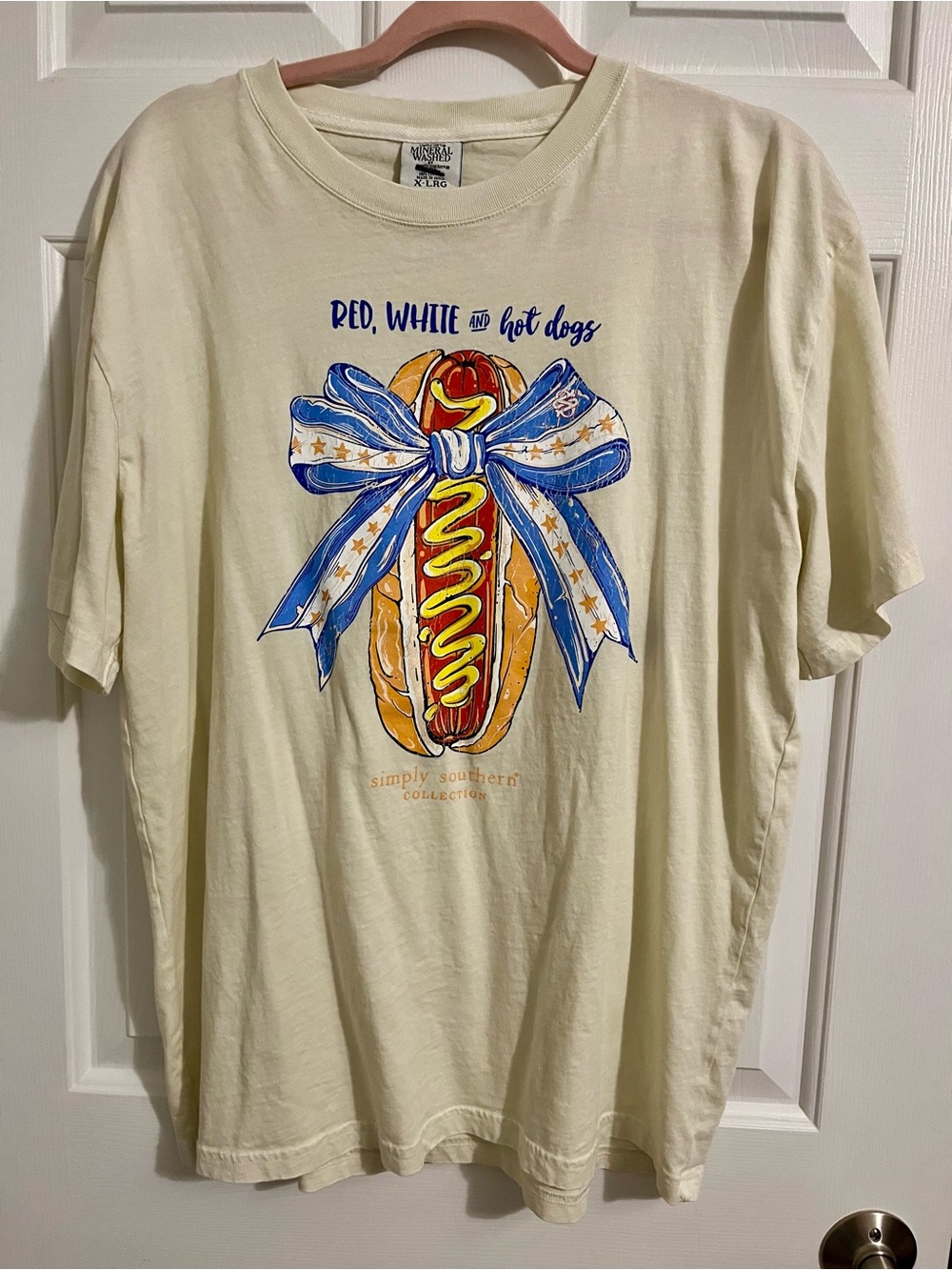 Simply Southern Women’s Cream 'Red, White and Hot Dogs' Graphic Tee Size XL